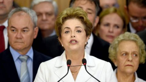 Dilma Rousseff, flanqueada por sus simpatizantes, se dirige a la nación desde el Palacio de Planalto.