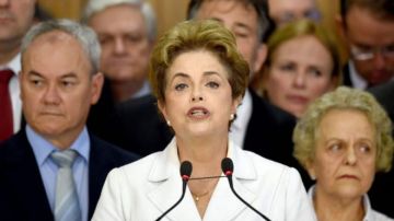 Dilma Rousseff, flanqueada por sus simpatizantes, se dirige a la nación desde el Palacio de Planalto.