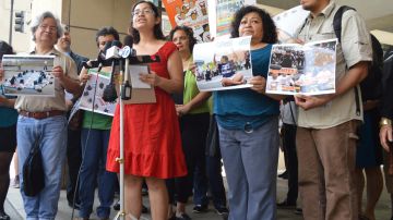 Ireri Unzueta Carrasco (centro) en una conferencia en Chicago anunciando su demanda en contra del Servicio de Ciudadanía e Inmigración de Estados Unidos (USCIS).