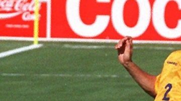 Un trágico momento: Andrés Escobar, en su intento por frenar un disparo de Eric Wynalda, anota autogol en el Rose Bowl en 1994.