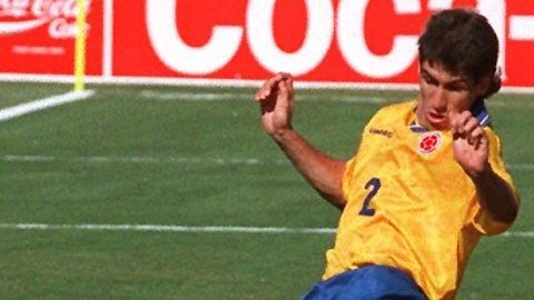 Un trágico momento: Andrés Escobar, en su intento por frenar un disparo de Eric Wynalda, anota autogol en el Rose Bowl en 1994.