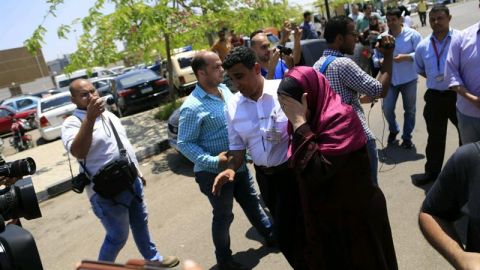 Familiares de los pasajeros del avión desaparecido lloran ante la incertidumbre.