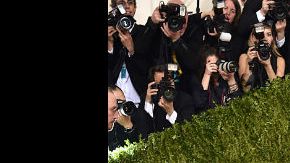 El vestido ecológico de Emma constaba de un corsé y un pantalón con sobrefalda y una larga cola.