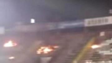 Los fanáticos del Basaksehir se excedieron en su manifestación de enojo con su equipo.