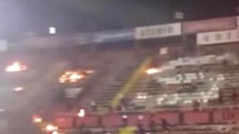 Los fanáticos del Basaksehir se excedieron en su manifestación de enojo con su equipo.