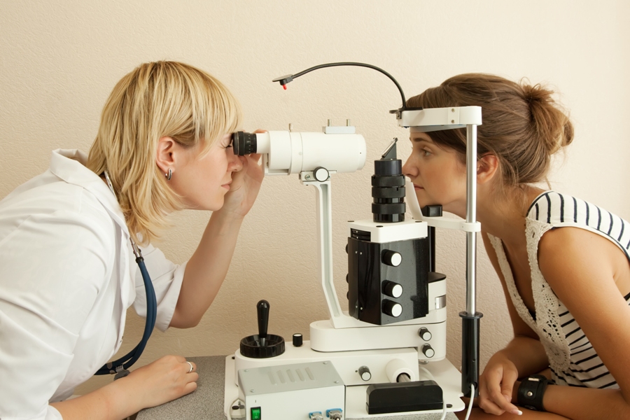 Un examen detallado de los ojos, incluyendo la prueba del glaucoma, debe hacerse a los 40 años.