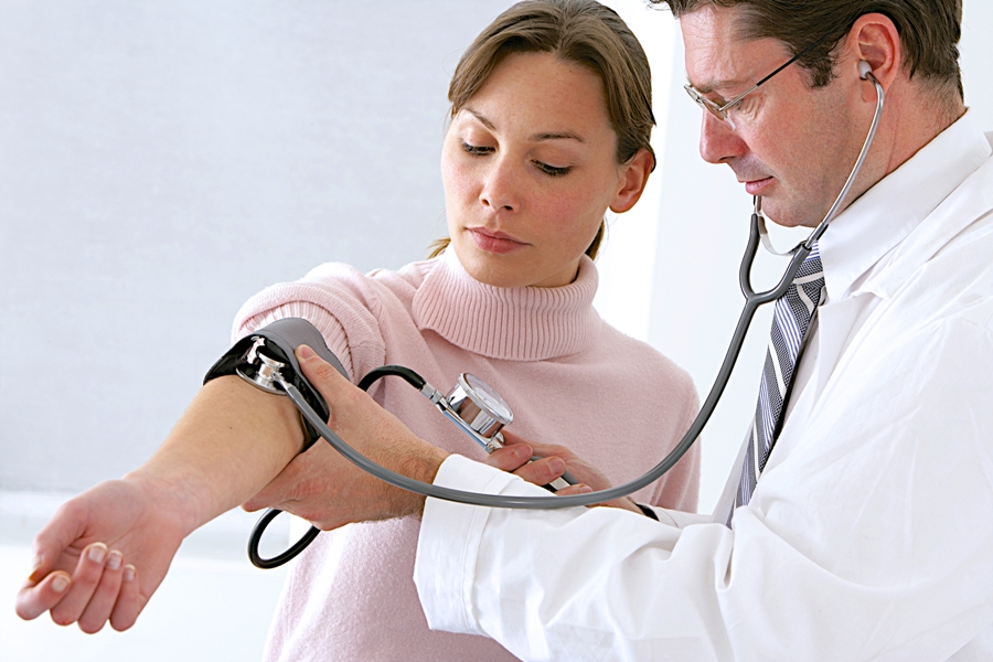 El detectar y controlar a tiempo la alta presión previene las enfermedades cardiovasculares; así como los daños al hígado y los riñones.