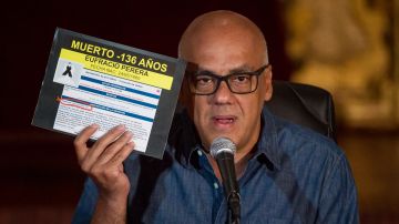El alcalde del municipio Libertador de Caracas Jorge Rodríguez presenta pruebas de la denuncia.