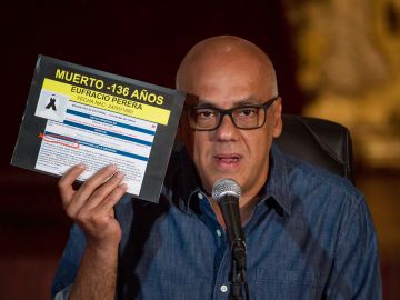 El alcalde del municipio Libertador de Caracas Jorge Rodríguez presenta pruebas de la denuncia.