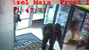 El pervertido le toma al menos cuatro fotos a la mujer.