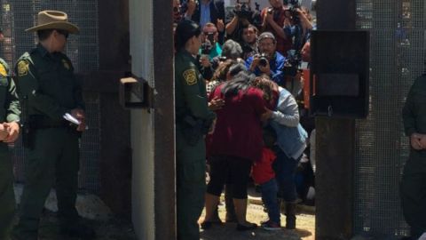 Gabriela y María del Carmen tuvieron tres minutos para abrazarse tras años separadas.