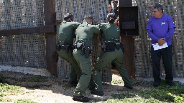 Es el tercer año que la puerta de emergencia de la valla se abre por unos minutos para el reencuentro de varias familias.