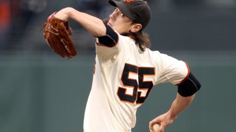 Tim Lincecum escribió páginas doradas como pitcher de los Gigantes. Los Angels necesitan un brazo experimentado que les ayude en tiempos de apuro.