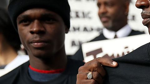 Un protestante sostiene una camiseta con el nombre del movimiento "Black Lives Matter" durante una demostración enfrente del Salón de Justicia de San Francisco en diciembre del 2014. 