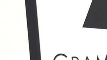 Kanye West sorprendió a su esposa, Kim Kardashian, con una orquesta de cuerda en el salón de su casa por el Día de la Madre.