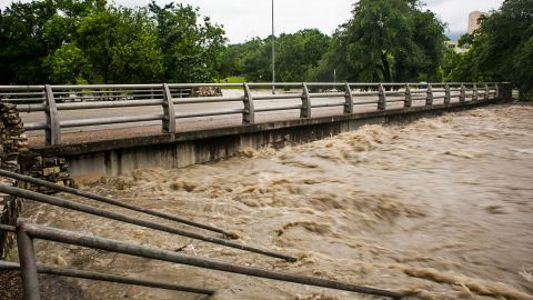 Autoridades tuveron que evacuar y rescatar a personas debido a las fuertes inundaciones en Texas.