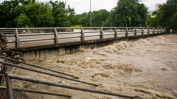 Autoridades tuveron que evacuar y rescatar a personas debido a las fuertes inundaciones en Texas.