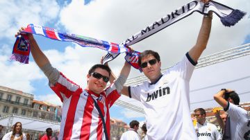 Pocas rivalidades en el fútbol mundial como la de Real Madrid y Atlérico de Madrid. Aquí dos fans antes de la final de Europa de 2014.