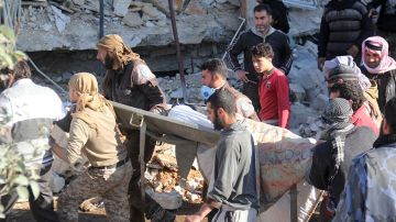 La gente lleva una camilla en medio de los escombros después de un hospital con el apoyo de Médicos Sin Fronteras (MSF) fue golpeado por presuntos ataques aéreos, en el norte de la provincia de Siria de Idlib, el 15 de febrero de 2016.