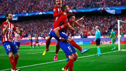 Los jugadores del Atlético celebran el gol del partido de ida.