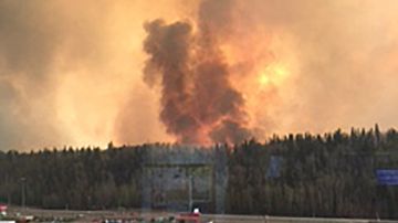 El fuego sigue activo en la ciudad canadiense de Fort McMurray, que ha tenido que ser evacuada.