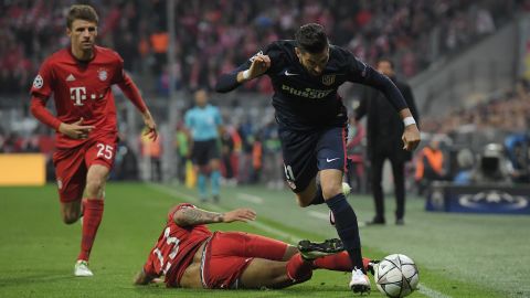 MUNICH, GERMANY - MAY 03: Yannick Carrasco of Madrid is challenged by Arturo Vidal of Muenchen during the UEFA Champions League semi final second leg match between FC Bayern Muenchen and Club Atletico de Madrid at at Allianz Arena on May 3, 2016 in Munich, Germany. (Photo by Matthias Hangst/Bongarts/Getty Images)
