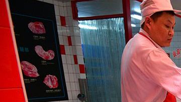 Venta de carne en un mercado en Pekín. El gobierno chino negó categoricamente los rumores sobre los productos enlatados que envía a África.