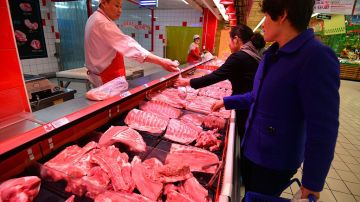 Venta de carne en un mercado en Pekín. El gobierno chino negó categoricamente los rumores sobre los productos enlatados que envía a África.