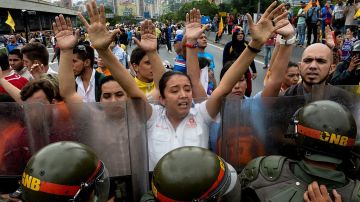 Las barricadas policiales impidieron que los manifestantes llegaran al Centro Nacional Electoral, en el centro de Caracas.