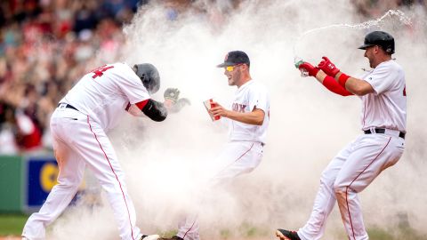 La última celebración de los Medias Rojas con David Ortiz fue con talco de bebé, tras el doble ganador del partido del 14 de mayo contra Houston.