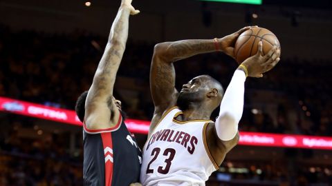 James e Irving se echaron a los Cavs al hombro.