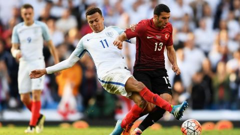 A los ingleses se les atragantaron los duros turcos en el Etihad Stadium.