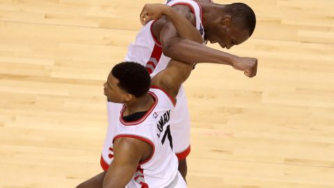 Kyle Lowry festeja con Biyombo.