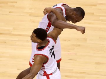 Kyle Lowry festeja con Biyombo.