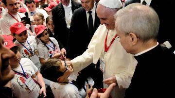 El papa Francisco asiste a una reunión con niños del sur de Italia, Calabria, incluidos hijos de los migrantes.
