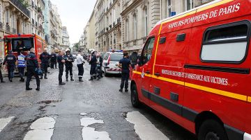 Los bomberos acudieron a auxiliar a los afectados por el rayo que cayó en el Parque Monceau de París.