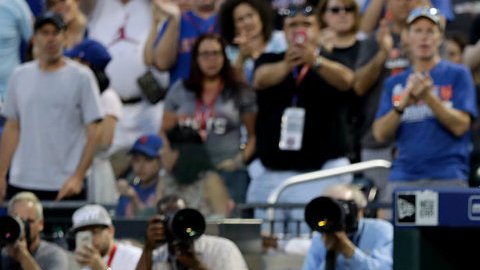 Syndergaard tuvo que abandonar el diamante por conducta antideportiva.