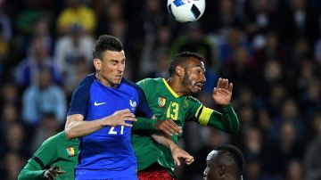 Laurent Koscielny y Eric Maxim Choupo-Moting durante el partido amistoso entre Francia y Camerún.