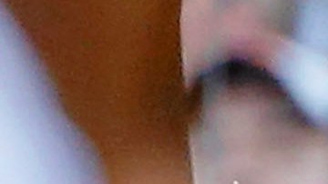 El receptor de los Dodgers, Yasmani Grandal, no puede quedarse con la pelota en la barrida de Jason Heyward, que hizo el 2-0 para los Cachorros.