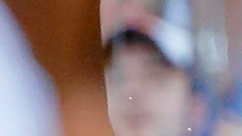 El receptor de los Dodgers, Yasmani Grandal, no puede quedarse con la pelota en la barrida de Jason Heyward, que hizo el 2-0 para los Cachorros.