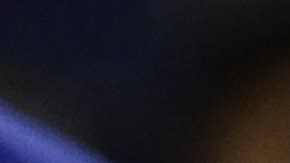 Stephen Curry contempla el trofeo de campeones de la Conferencia Oeste luego de guiar a Golden State a vencer a Oklahoma City en el juego 7.