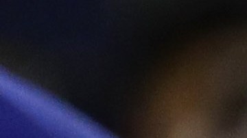 Stephen Curry contempla el trofeo de campeones de la Conferencia Oeste luego de guiar a Golden State a vencer a Oklahoma City en el juego 7.