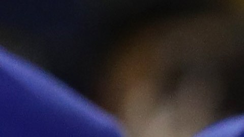 Stephen Curry contempla el trofeo de campeones de la Conferencia Oeste luego de guiar a Golden State a vencer a Oklahoma City en el juego 7.