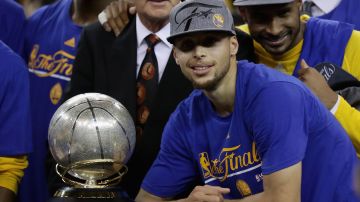 Stephen Curry contempla el trofeo de campeones de la Conferencia Oeste luego de guiar a Golden State a vencer a Oklahoma City en el juego 7.