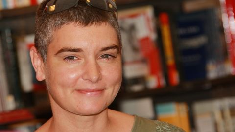 Sinéad O'Connor fue vista por última vez el domingo, cuando salió a montar en bicicleta, vistiendo una chaqueta negra y pantalones de cuero también negros.