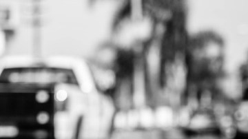 Decenas de bicicletas “fantasma” se colocan en las calles de Los Ángeles para honrar a los ciclistas que murieron luego de ser atropellados.