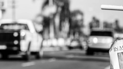 Decenas de bicicletas “fantasma” se colocan en las calles de Los Ángeles para honrar a los ciclistas que murieron luego de ser atropellados.