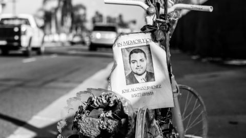 Decenas de bicicletas “fantasma” se colocan en las calles de Los Ángeles para honrar a los ciclistas que murieron luego de ser atropellados.