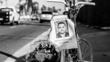 Decenas de bicicletas “fantasma” se colocan en las calles de Los Ángeles para honrar a los ciclistas que murieron luego de ser atropellados.