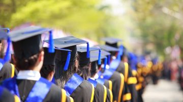 El 67% de los latinos que acabaron High School el año pasado se matricularon en educación superior./Shutterstock